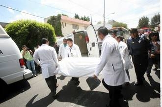 Il corpo di Alessandro Furlan viene portato su un ambulanza da personale di soccorso nella zona di Iztapalapa di Citt del Messico.