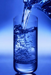 Acqua, un potente elisir di bellezza per la pelle.