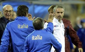 Donadoni d� un "cinque" ai suoi azzurri dopo la vittoria in Ucraina.
