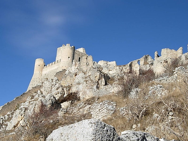 Il castello di Rocca Calascio, danneggiato dal sisma del 1703, è stata scelta come "set cinematografico" naturale per numerosi film, tra i quali "Il nome della Rosa", di Umberto Eco.