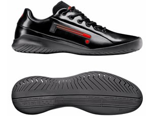 Un paio di scarpe della Pirelli.
