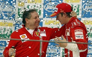 Jean Todt e Kimi Raikkonen sul podio ad Interlagos.